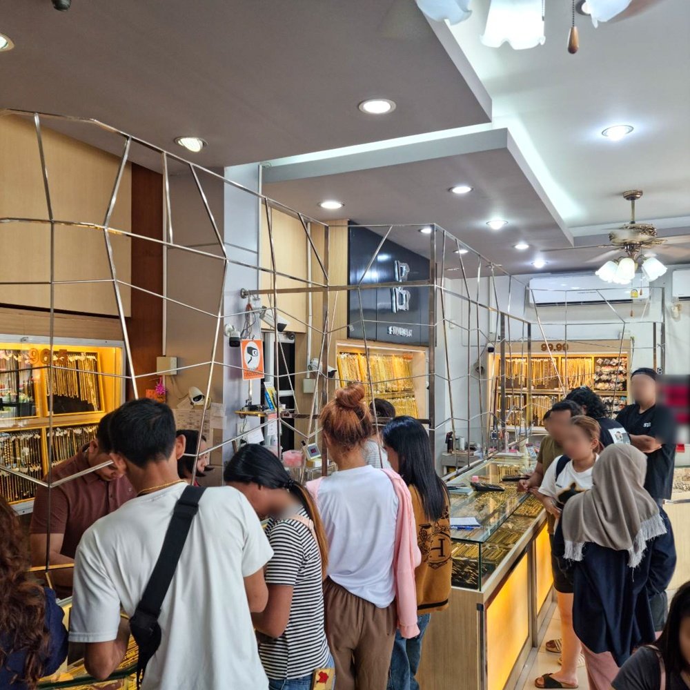 ลูกค้าต่อคิวซื้อทองที่หน้าร้านห้างทองหลีเต้ง จังหวัดพังงา